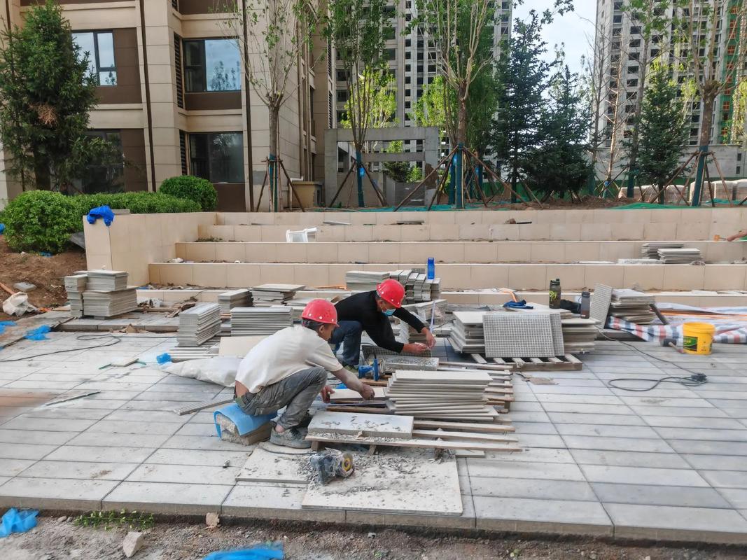 天潤一期園林綠化工程啟動(dòng)，樹木入場與鋪磚同步推進(jìn)